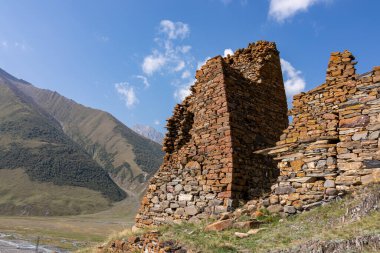 Kazbegi Köyü yakınlarındaki Truso Vadisi 'ndeki Zakagori kalesinin kalıntıları, Mtskheta-Mtianet, Büyük Kafkasya Dağları, Georgia.Stone inşaatı. Osetya. Rusya sınırı.