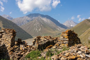 Kazbegi Köyü yakınlarındaki Truso Vadisi 'ndeki Zakagori kalesinin kalıntıları, Mtskheta-Mtianet, Büyük Kafkasya Dağları, Georgia.Stone inşaatı. Osetya. Rusya sınırı.