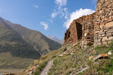 Kazbegi Köyü yakınlarındaki Truso Vadisi 'ndeki Zakagori kalesinin kalıntıları, Mtskheta-Mtianet, Büyük Kafkasya Dağları, Georgia.Stone inşaatı. Osetya. Rusya sınırı.