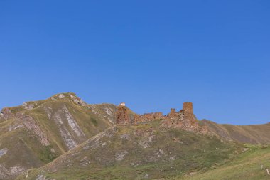 Büyük Kafkasya Dağları 'ndaki Mtskheta-Mtianet' in Ketrisi Köyü Kazbegi Bölgesi yakınlarındaki Truso Vadisi 'ndeki Zakagori kalesinin kalıntılarına giden bir yürüyüş yolu.