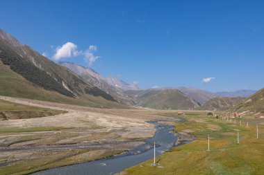 Terek (Tergi) nehri, Gürcistan 'ın Kafkasya Dağları' ndaki Kazbegi Köyü yakınlarındaki Truso Vadisi 'nden akar.