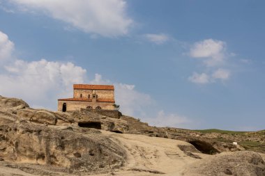 Mtkvari nehrine bakan antik mağara şehri Uplistsikhe, Gürcistan 'ın Shida Kartli Bölgesi, Kafkasya, Doğu Avrupa. Uplistsikhe 'deki Prens Kilisesi. Gori yakınlarında. Tarihi konum