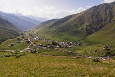 Gürcistan, Svaneti Bölgesi 'ndeki Büyük Kafkasya Dağları' ndaki Shkhara Buzulu yakınlarındaki Ushguli dağ köyündeki hava manzarası. Chubedishi bakış açısı. Patara Enguri Nehri.