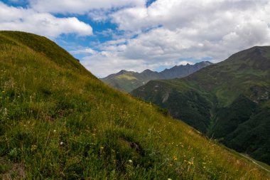 Chubedishi 'nin bakış açısına giden bir yürüyüş yolu. Gürcistan, Svaneti Bölgesi 'ndeki Ushguli köyü yakınlarındaki Shkhara Buzulu' nda muhteşem bir manzara var.