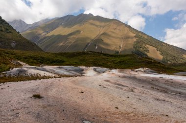 Gürcistan 'ın Mtskheta-Mtianeti bölgesindeki Kazbegi ilçesinde bulunan Truso Gorge' da mineral kaynaklı renkli bir manzara. Büyük Kafkas Dağları 'ndaki Truso Vadisi. Gayzer, volkanik. Seyahat tutkusu.