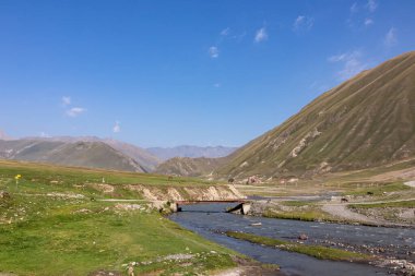Terek (Tergi) nehri, Büyük Kafkasya Dağları 'ndaki Mtskheta' nın Kazbegi ilçesi yakınlarındaki Truso Vadisi 'nden akar.