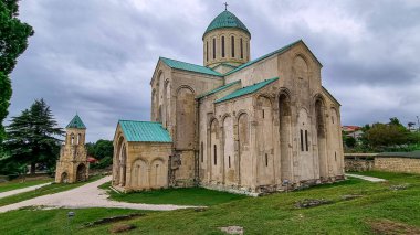 Kutaisi, Imereti, Gürcistan (Sakartvelo), Orta Asya, Avrupa 'daki Bagrati Katedrali' nin panoramik manzarası. 17. yüzyılda inşa edilen Kutaisi Katedrali 'nin tarihi mimarisi. Dormition Katedrali
