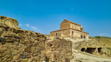 Mtkvari nehrine bakan antik mağara şehri Uplistsikhe, Gürcistan 'ın Shida Kartli Bölgesi, Kafkasya, Doğu Avrupa. Uplistsikhe 'deki Prens Kilisesi. Gori yakınlarında. Tarihi konum