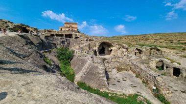 Mtkvari nehrine bakan antik mağara şehri Uplistsikhe, Gürcistan 'ın Shida Kartli Bölgesi, Kafkasya, Doğu Avrupa. Uplistsikhe 'deki Prens Kilisesi. Gori yakınlarında. Tarihi konum