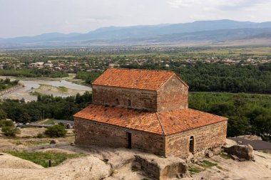 Mtkvari nehrine bakan antik mağara şehri Uplistsikhe, Gürcistan 'ın Shida Kartli Bölgesi, Kafkasya, Doğu Avrupa. Uplistsikhe 'deki Prens Kilisesi. Gori yakınlarında. Tarihi konum