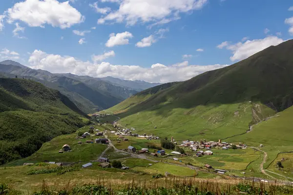 Gürcistan, Svaneti Bölgesi 'ndeki Büyük Kafkasya Dağları' ndaki Shkhara Buzulu yakınlarındaki Ushguli dağ köyündeki hava manzarası. Chubedishi bakış açısı. Patara Enguri Nehri.