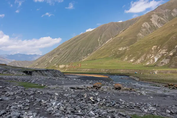 Terek (Tergi) nehri, Gürcistan 'ın Kafkasya Dağları' ndaki Kazbegi Köyü yakınlarındaki Truso Vadisi 'nden akar.