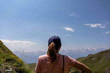 Gürcistan, Samegrelo-Yukarı Svaneti Bölgesi 'ndeki Büyük Kafkasya Dağları' ndaki sıradağların muhteşem manzarasının tadını çıkaran bir kadın. Patika boyunca dağlık çayırlarda. Seyahat tutkusu. Koruldi Gölleri