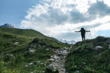 Gürcistan, Svaneti Bölgesi 'ndeki Büyük Kafkasya Dağları' ndaki Tetnuldi, Gistola ve Lakutsia 'nın panoramik manzarasının tadını çıkaran bir adam. Gezgin şehvet, yalnızlık, yürüyüş yolu..