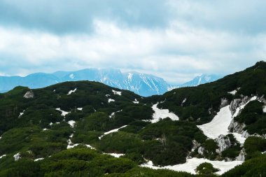 Avusturya 'nın Yukarı Styria bölgesindeki Hochschwab Bölgesi' nin bulutlarla kaplı zirvelerinde manzaralı Hochschwab platosunun kalbinde. Avrupa 'nın güzel Alplerinde bulutlu ve sisli bir atmosfer. Hayret!