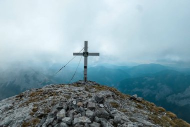 Avusturya 'nın Yukarı Styria bölgesindeki Zinken Dağı' nın zirve haçından manzara. Vadi bulutlarla kaplı. Alplerde, Avrupa 'da, yağmurlu bahar günlerinde hava değişimi. Alp arazisi