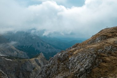 Yukarı Styria, Avusturya 'daki Hochschwab Bölgesi' nde Zinken Dağı 'nın zirvesine giden manzara yürüyüş yolu. Alplerde, Avrupa 'da, yağmurlu bahar günlerinde hava değişimi. Alp çayırları