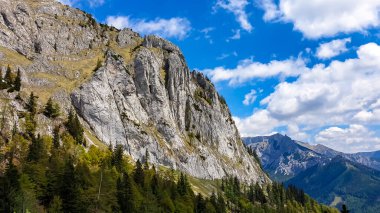 Avusturya 'nın Yukarı Styria bölgesindeki Hochschwab Bölgesi' nin dağ zirvelerinde panoramik manzara. Avrupa 'nın güzel Alplerinde Zinken' in keskin zirvesi. Tırmanan turizm, vahşi doğa. Özgürlük kavramı