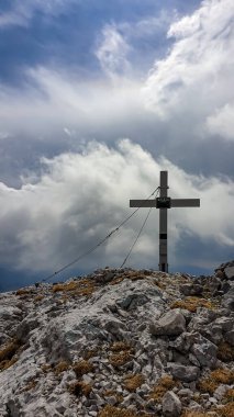 Avusturya 'nın Yukarı Styria bölgesindeki Zinken Dağı' nın zirve haçından manzara. Vadi bulutlarla kaplı. Alplerde, Avrupa 'da, yağmurlu bahar günlerinde hava değişimi. Alp arazisi