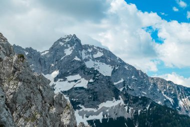 Avusturya ve Slovenya sınırındaki Kamnik Savinja Alpleri 'nde Jezerska Kocna' nın kayalık ve keskin zirvesiyle ilgili manzara. Vellacher Kotschna 'daki dağ zirveleri. Dağcılık mı? Özgürlük kavramı