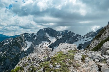 Slovenya sınırındaki Karinthia 'daki Kamnik Savinja Alpleri' nin kayalık, keskin, bulut ve kar zirveleri üzerine Mala Baba 'dan manzara. Vellacher Kotschna 'da ilkbahar. Ferrata üzerinden. Nefes al.