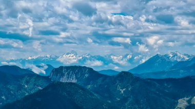 Karinthia, Avusturya ve Slovenya sınırındaki Julian Alpleri ve Kamnik Savinja Alpleri 'nin kayalık ve keskin dağ zirvelerinin manzarası. Triglav Ulusal Parkı 'ndaki dağ zirveleri. Dağcılık mı? Özgürlük