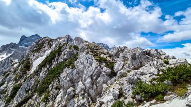 Avusturya ve Slovenya sınırındaki Kamnik Savinja Alpleri 'nde Jezerska Kocna' nın kayalık ve keskin zirvesiyle ilgili manzara. Vellacher Kotschna 'daki dağ zirveleri. Dağcılık mı? Özgürlük kavramı