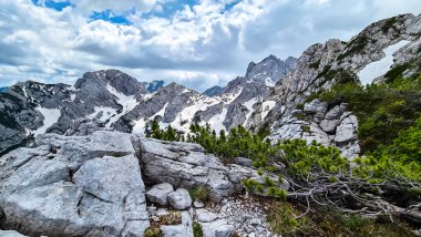 Avusturya ve Slovenya sınırındaki Kamnik Savinja Alpleri 'nde Jezerska Kocna' nın kayalık ve keskin zirvesiyle ilgili manzara. Vellacher Kotschna 'daki dağ zirveleri. Dağcılık mı? Özgürlük kavramı