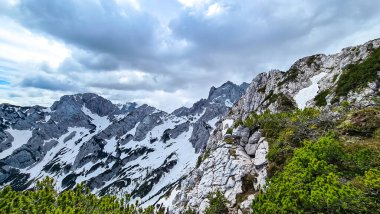Karinthia, Avusturya ve Slovenya sınırındaki Kamnik Savinja Alpleri 'nin dağ zirvelerinde panoramik manzara. Dağcılık mı? Özgürlük gezintisi konsepti. Vellacher Kotschna 'ya bak, Grintovec