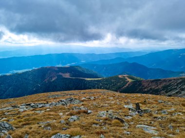 Avusturya, Styria 'daki Aşağı Tauern' de Seckauer Zinken 'den Mur vadisine panoramik bir manzara. Seckau Alplerinde güneşli bir sonbahar günü. Kuru ve çıplak çayır arazisinde yürüyüş yapmak. Yumuşak tepeler