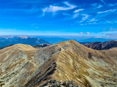 Aşağı Tauern sıradağları, Styria, Avusturya ve Avrupa 'da Seckauer Zinken' in zirvesine giden panoramik yürüyüş. Seckau Alplerinde güneşli bir sonbahar günü. Kuru, tepelik, çıplak arazide yol. Uzak