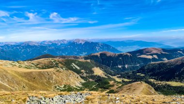 Seckauer Zinken 'in Aşağı Tauern sıradağlarındaki panoramik manzarası, Styria, Avusturya, Avrupa. Uzakta Eisenerz Alpleri. Seckau Alplerinde güneşli bir sonbahar günü. Çıplak ve kayalık arazi. Seyahat tutkusu