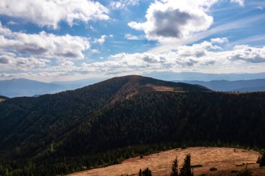 Avusturya, Styria 'daki Aşağı Tauern' de Seckauer Zinken 'den Mur vadisine panoramik bir manzara. Seckau Alpleri 'nde bulutlu bir sonbahar gününde bir tepede orman. Kuru ve çıplak arazide yürüyüş yapmak. Yumuşak tepeler