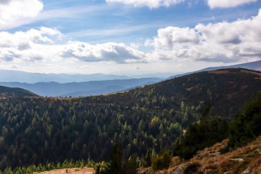Avusturya, Styria 'daki Aşağı Tauern' de Seckauer Zinken 'den Mur vadisine panoramik bir manzara. Seckau Alpleri 'nde bulutlu bir sonbahar gününde bir tepede orman. Kuru ve çıplak arazide yürüyüş yapmak. Yumuşak tepeler