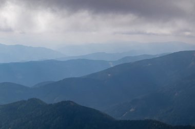 Avusturya, Styria 'daki Aşağı Tauern' de Seckauer Zinken 'den Mur vadisine panoramik bir manzara. Seckau Alplerinde bulutlu bir sonbahar günü. Kuru ve çıplak çayır arazisinde yürüyüş yapmak. Yumuşak tepeler