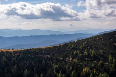 Avusturya, Styria 'daki Aşağı Tauern' de Seckauer Zinken 'den Mur vadisine panoramik bir manzara. Seckau Alpleri 'nde bulutlu bir sonbahar gününde bir tepede orman. Kuru ve çıplak arazide yürüyüş yapmak. Yumuşak tepeler