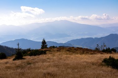Avusturya, Styria 'daki Aşağı Tauern' de Seckauer Zinken 'den Mur vadisine panoramik bir manzara. Seckau Alplerinde güneşli bir sonbahar günü. Kuru ve çıplak çayır arazisinde yürüyüş yapmak. Yumuşak tepeler