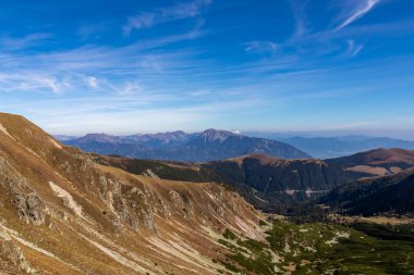 Seckauer Zinken 'in Aşağı Tauern sıradağlarındaki panoramik manzarası, Styria, Avusturya, Avrupa. Uzakta Eisenerz Alpleri. Seckau Alplerinde güneşli bir sonbahar günü. Çıplak ve kayalık arazi. Seyahat tutkusu