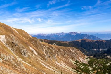 Seckauer Zinken 'in Aşağı Tauern sıradağlarındaki panoramik manzarası, Styria, Avusturya, Avrupa. Uzakta Eisenerz Alpleri. Seckau Alplerinde güneşli bir sonbahar günü. Çıplak ve kayalık arazi. Seyahat tutkusu