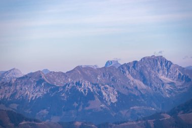 Seckauer Zinken 'in Aşağı Tauern sıradağlarındaki panoramik manzarası, Styria, Avusturya, Avrupa. Uzakta Ennstal Alpleri, Eisenerzer Reichenstein, Riegerin. Seckau Alplerinde güneşli bir sonbahar günü.