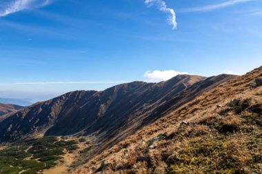 Seckauer Zinken 'in Aşağı Tauern sıradağlarındaki panoramik manzarası, Styria, Avusturya, Avrupa. Seckau Alplerinde güneşli bir sonbahar günü. Çıplak ve kayalık çayır arazisi. Seyahat tutkusu konsepti