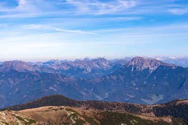 Seckauer Zinken 'in Aşağı Tauern sıradağlarındaki panoramik manzarası, Styria, Avusturya, Avrupa. Uzakta Eisenerz Alpleri. Seckau Alplerinde güneşli bir sonbahar günü. Çıplak ve kayalık arazi. Seyahat tutkusu