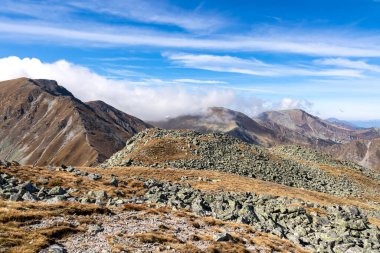 Seckauer Zinken 'den Aşağı Tauern sıradağlarındaki Haemmerkogel' e kadar uzanan panoramik yürüyüş patikası, Styria, Avusturya, Avrupa. Seckau Alplerinde güneşli bir sonbahar günü. Kuru ve çıplak çim arazisinde yol