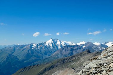 Hoher Sonnblick 'ten, Carinthia, Salzburg, Tyrol Avusturya, Avrupa, Alps' teki High Tauern Dağları 'ndaki Grossglockner zirvesine yakından bakın. Hohe Tauern Ulusal Parkı. Güneşli gün, temiz manzara