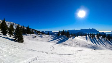 Avusturya, Carinthia 'daki Karawanks dağlarının karla kaplı tepelerinde panoramik manzara. Julian Alps. Avusturya Alpleri, Avrupa 'da kış harikalar diyarı. Kayak turu, kar ayakkabısı yürüyüşü. Hochobir. Mavi sisli tepeler.