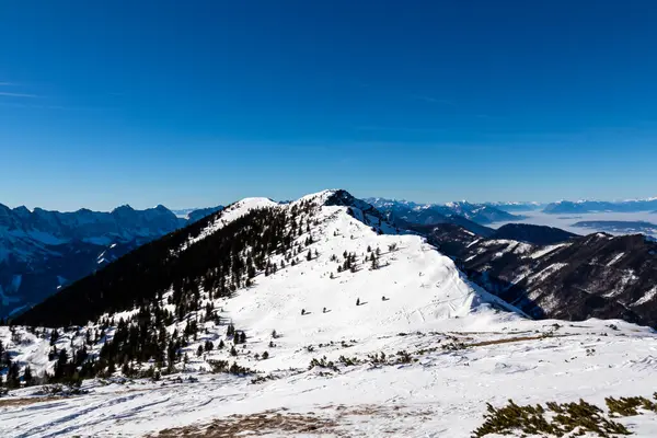 Avusturya 'nın Carinthia kentindeki Karawanks' ta, kar tepeli dağlarda Hochobir Dağı 'nın zirvesinden manzara. Avusturya Alpleri, Avrupa 'da güneşli bir günde kış harikalar diyarı. Kayak turu, kar ayakkabısı yürüyüşü..