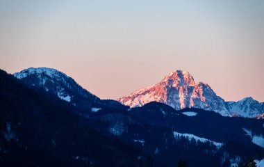 Avusturya, Carinthia 'daki Karawanks dağlarının tepesinde gün doğumu. Julian Alps. Avusturya Alpleri, Avrupa 'da şafak vakti Wertatscha ve kış harikalar diyarı manzarası. Kayak turu. Hochobir.