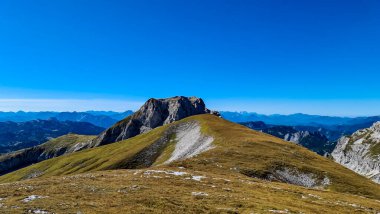 Avusturya 'nın Yukarı Styria bölgesindeki Hochschwab Bölgesi' nin dağ zirvelerinde panoramik manzara. Avrupa 'nın güzel Alplerinde Ebenstein' in keskin zirvesi. Tırmanan turizm, vahşi doğa. Özgürlük kavramı
