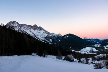 Avusturya, Carinthia 'daki Karawanks dağlarının tepesinde gün doğumu. Julian Alps. Avusturya Alpleri, Avrupa 'da şafak vakti kış harikalar diyarı manzarası. Kayak turu, kar ayakkabısı yürüyüşü. Hochobir.