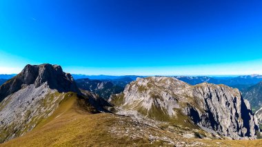 Avusturya 'nın Yukarı Styria bölgesindeki Hochschwab Bölgesi' nin dağ zirvelerinde panoramik manzara. Avrupa 'nın güzel Alplerinde Ebenstein' in keskin zirvesi. Tırmanan turizm, vahşi doğa. Özgürlük kavramı